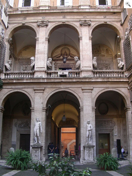 Primo cortile di Palazzo Mattei